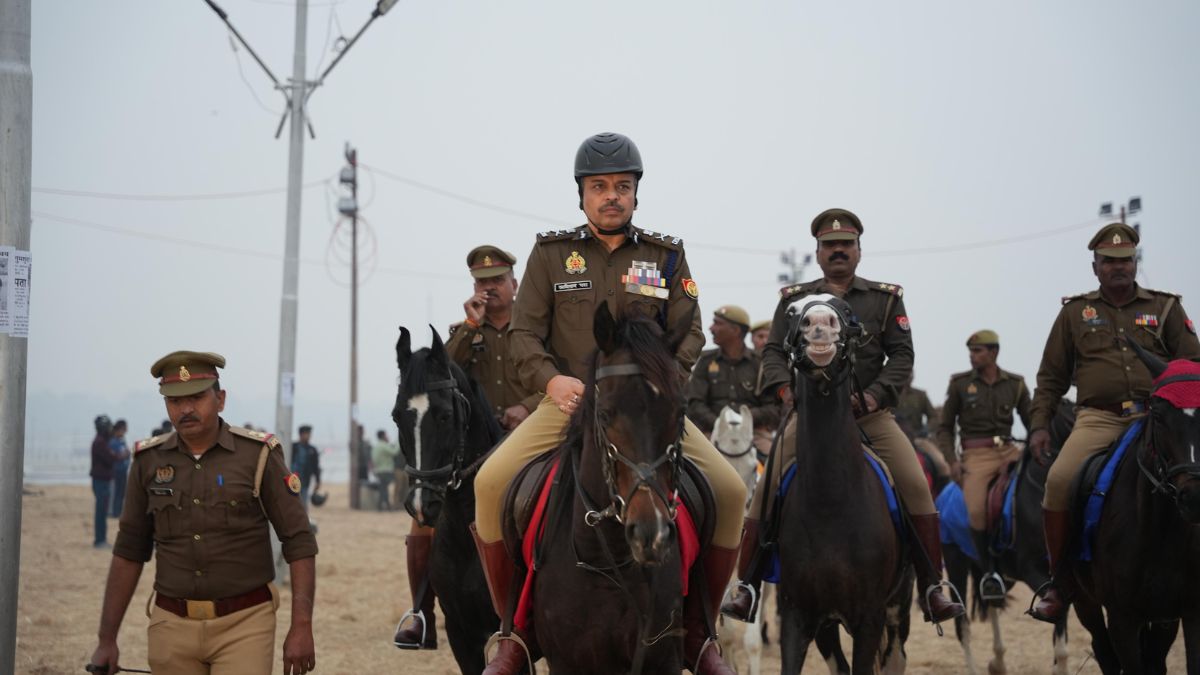 Mahakumbh 2025: ADG-कानून व्यवस्था ने किया प्रयागराज का दौरा, घुड़सवारी  करते हुए लिया संगम क्षेत्र का जायजा, देखें तस्वी - India TV Hindi