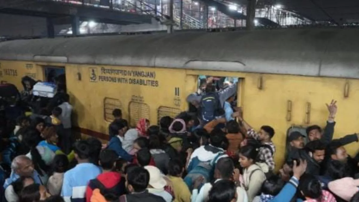 नई दिल्ली रेलवे स्टेशन पर भगदड़ में 18 की मौत: लापरवाही का ऐसा आलम, घायलों  को न एंबुलेंस मिली और न मदद को जवान - ncr 18 people died in stampede at