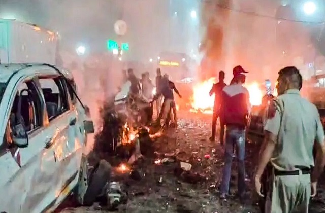 Delhi Blast: लाल किले के पास धमाका! 9 की मौत, 20 से ज्यादा लोग घायल...100  CCTV फुटेज खंगाल रहीं NIA, आतंकी साजिश के संकेत - explosion near red fort 9  dead over