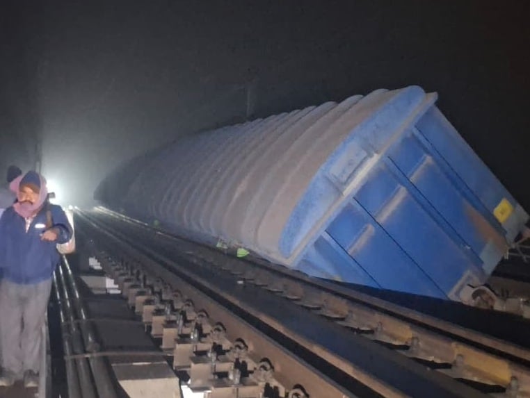 Good Train accident at Jasidih Jhajha rail track three coach fall in river  many derailed bihar बिहार में बड़ा ट्रेन हादसा, मालगाड़ी के 3 डिब्बे नदी  में गिरे और कई बेपटरी; परिचालन