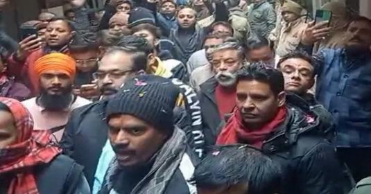 मुजफ्फरनगर में 54 साल से बंद था मंदिर, हिंदू पूजा करने पहुंचे तो मुस्लिमों  ने की फूलों की बारिश, देखें तस्‍वीरें - मुज़फ्फरनगर