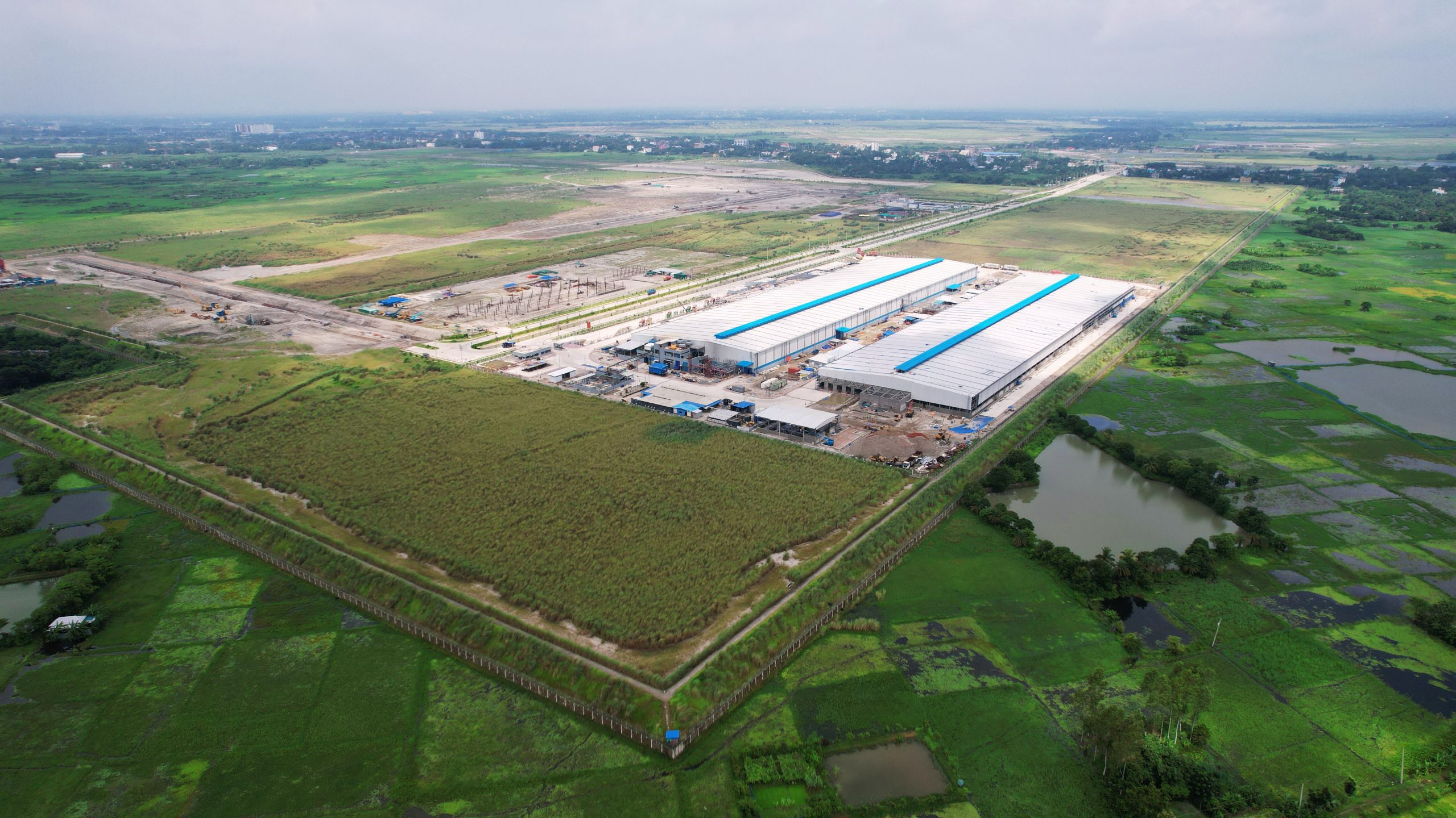 स्पेशल इकोनॉमिक जोन (SEZ) में लगभग 850 एकड़ जमीन भारत को आवंटित की गई थी।