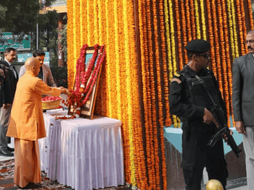 मुख्यमंत्री योगी आदित्यनाथ ने सुभाष चंद्र बोस के चित्र पर पुष्प अर्पित किया।