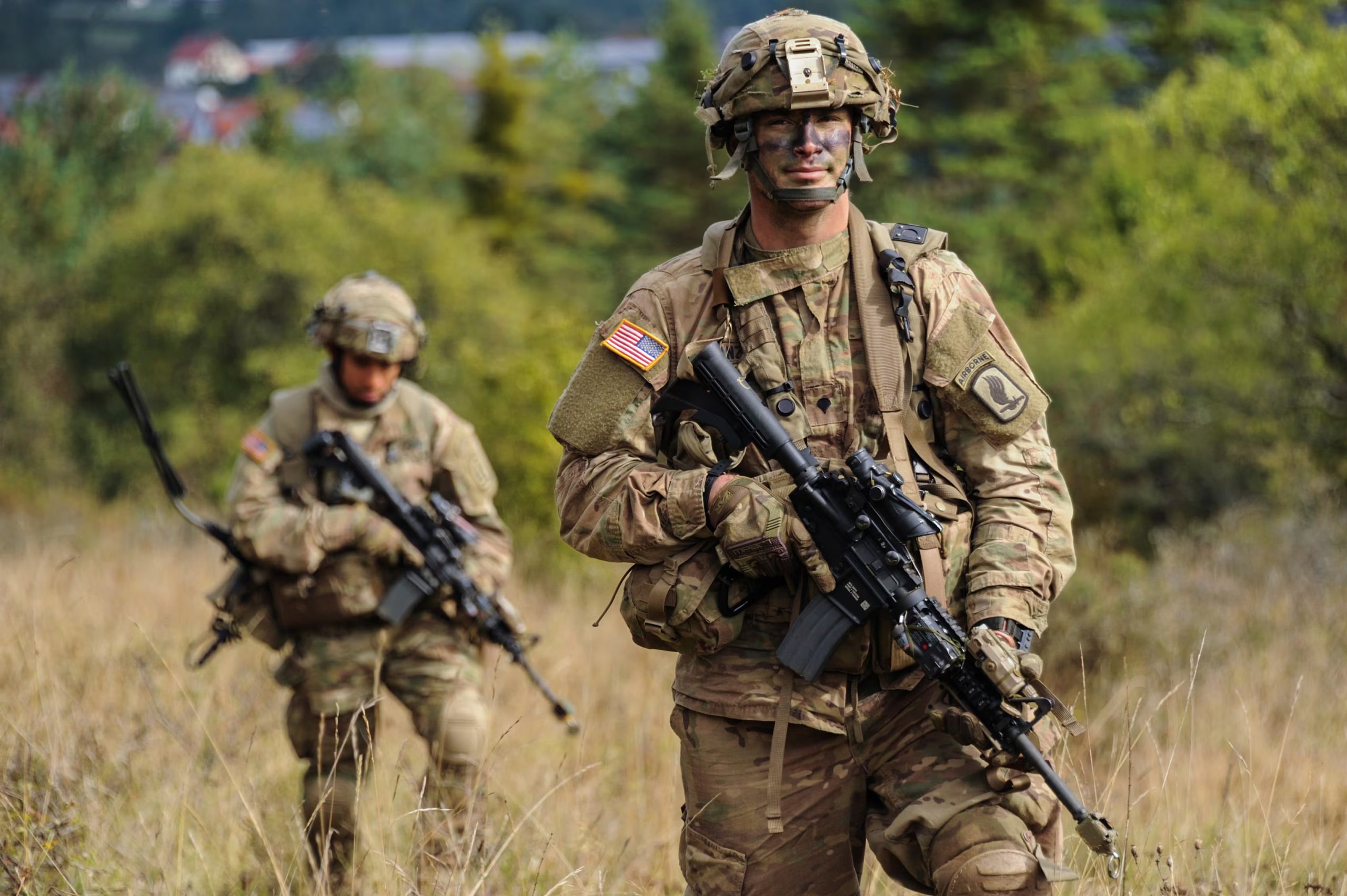 अमेरिकी सैनिक अब सीरियाई सुरक्षा बलों के साथ संयुक्त ऑपरेशन करते हैं।