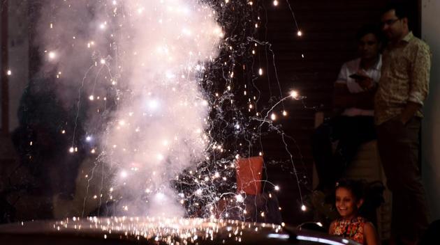 Diwali 2022: Overnight firecrackers 'poison' again in Delhi Diwali 2022:  दिल्ली में रात भर के पटाखों ने फिर से 'जहर' कर दिया, रोक के बावजूद कई  इलाकों में जमकर हुई आतिशबाजी ...