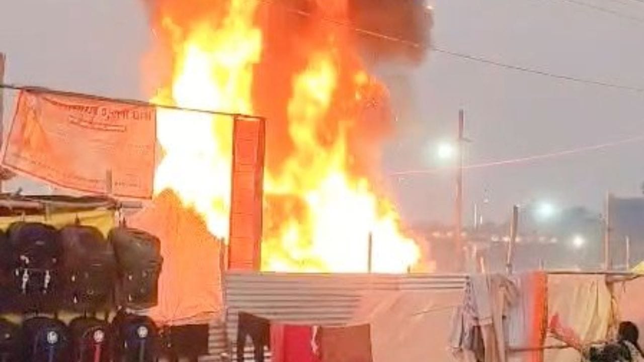 प्रयागराज के माघ मेला क्षेत्र में लगी भीषण आग, नारायण शुक्ला धाम शिविर जलकर  राख | Prayagraj fire broke out at narayan shukla dham camp in sector 5 of magh  mela area