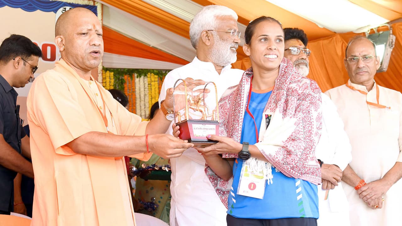 झांसी 36वें क्षेत्रीय खेलकूद समापन समारोह में बोले CM योगी ने दिया  खिलाड़ियों को आत्मनिर्भरता और सफलता का मंत्र | Jhansi 36th Regional Sports Mahotsav  Cm Yogi ...