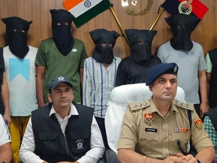 गुरुग्राम पुलिस की गिरफ्त में पांचों आरोपी। इनमें एक दिल्ली पुलिस का जवान शामिल है। - Dainik Bhaskar